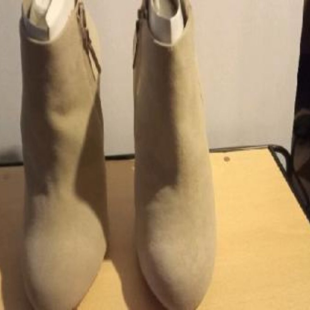 Shoes - Picture 5 of 6